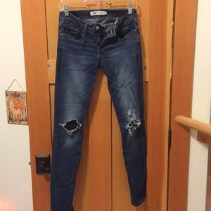 Levi’s jeans w/ ripped knees